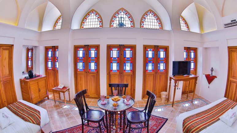 اتاق سه تخته شاه نشین اقامتگاه سنتی سرای کاسیان کاشان
